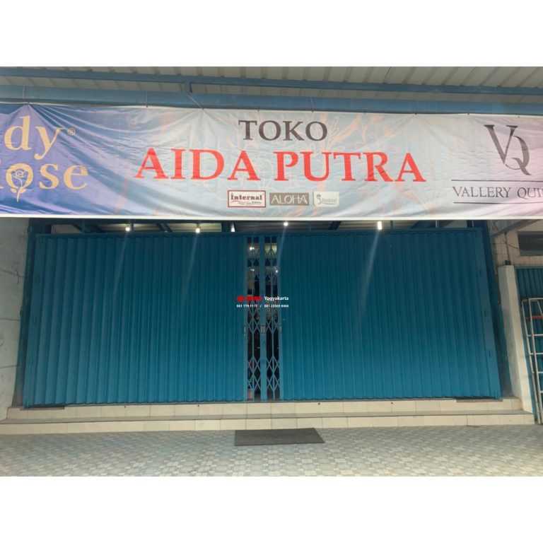 Instalasi Pintu Harmonika Premium Piano Ketebalan 1,8 mm dengan jarak striplat 17cm di Toko Aida Putra, Bantul, Yogyakarta.